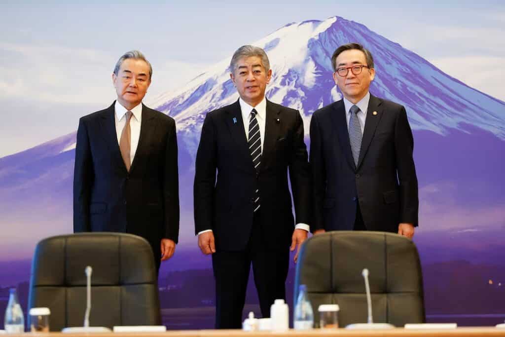 Ce 22 mars 2025 à Tokyo, les ministres du Japon, de la Chine et de la Corée du Sud se réunissent !